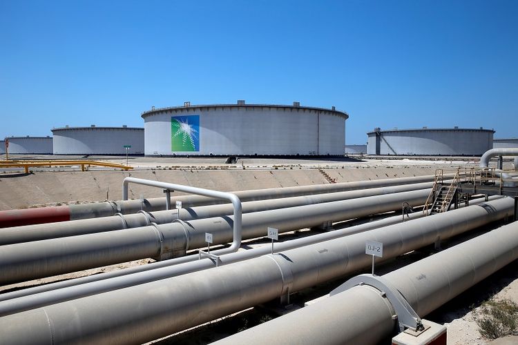 Tangki dan pipa minyak Aramco di kilang minyak Ras Tanura dan terminal minyak di Arab Saudi pada 21 Mei 2018. (REUTERS/Ahmed Jadallah)