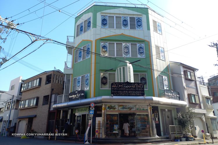 Osaka Masjid di Owada, Osaka; bangunan empat lantai untuk salat, madrasah, dan toko bahan makanan halal. (KOMPAS.COM/YUHARRANI AISYAH)