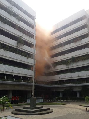 Simulasi evakuasi korban kebakaran di Gedung Direktorat Jenderal Bina Marga Kementerian PUPR, Jakarta, Jumat (26/4/2019).