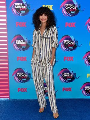 Artis peran Zendaya menghadiri Teen Choice Awards 2017 yang digelar di Galen Center, Los Angeles, California, Minggu (13/8/2017).