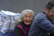 Sambil Bekerja, Pria Ini Bawa Serta Ibunya yang Menderita Alzheimer