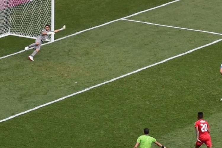 Harry Kane mencetak gol via titik penalti untuk membawa Inggris unggul jauh atas Panama pada pertandingan Grup G Piala Dunia 2018 di Nizhny Novgorod, 24 Juni 2018. 