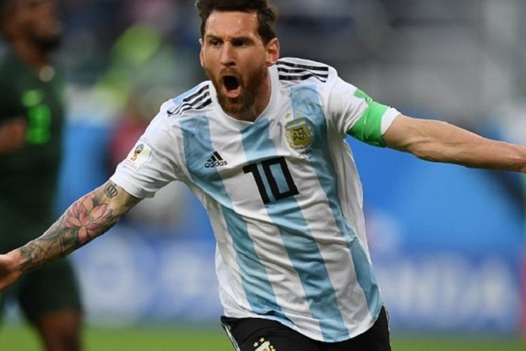 Lionel Messi merayakan gol Argentina ke gawang Nigeria pada pertandingan Grup D Piala Dunia 2018 di St. Petersburg, 26 Juni 2018. 