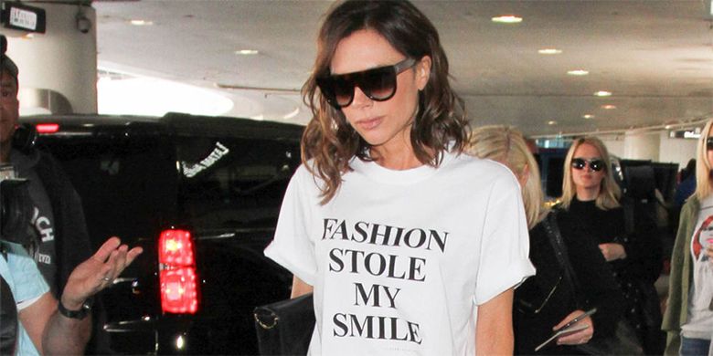 Victoria Beckham kenakan kaus bertuliskan alasannya tidak pernah tersenyum