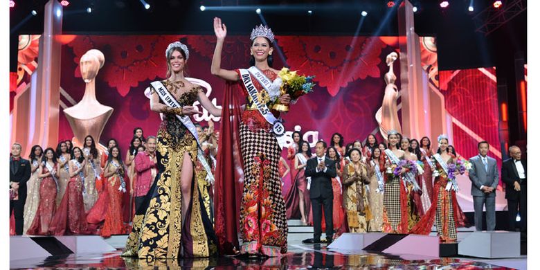Bunga Jelitha Ibrani menerima gelar Puteri Indonesia 2017.
