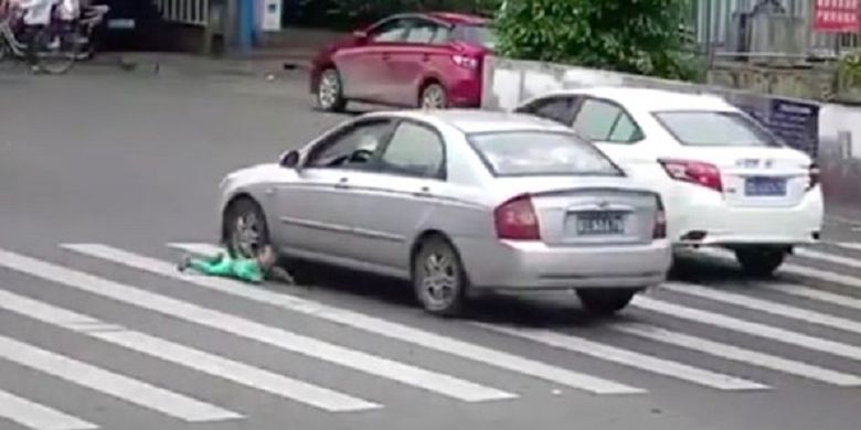 Video Bayi Jatuh dari Becak, Nyaris Hancur Dilindas Mobil 