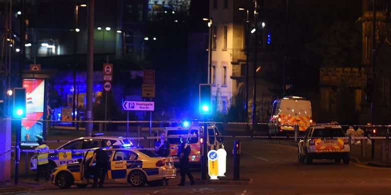 Unit-unit mobil polisi dan ambulans dikerahkan menuju Manchester Arena tempat ledakan terjadi bertepatan dengan konser Ariana Grande, Senin (22/5/2017) malam.