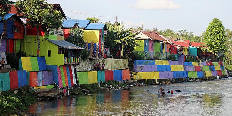 Cat warna-warni menyulap kampung kumuh di Kota Lubuk Linggau menjadi obyek wisata unik. 