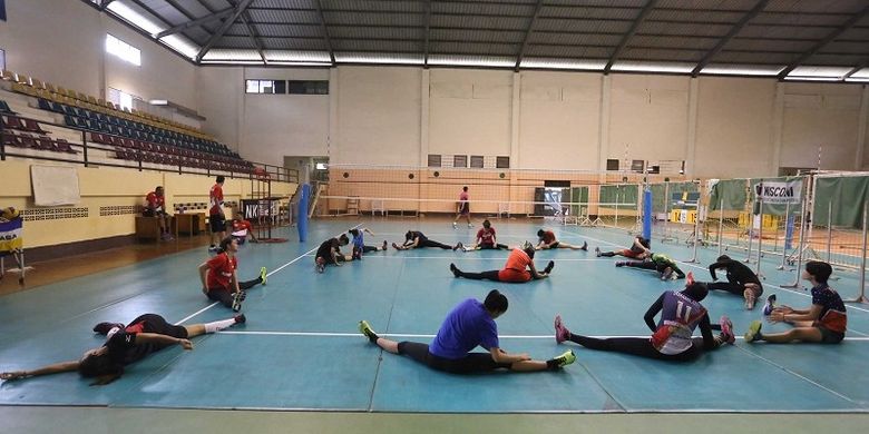 Timnas voli putri melakukan pemanasan sebelum menjalani latihan fisik jelang persiapan SEA Games 2017 di Padepokan voli, Sentul, Bogor, Jawa Barat, Kamis (1/6/2017).