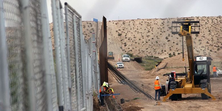Pekerja AS mengganti pagar dengan dinding baja baru yang lebih tinggi di sepanjang perbatasan antara Ciudad Juarez dan Sunland Park, New Mexico, di wilayah Juarez, negara bagian Chihuahua, Meksiko pada 12 September 2016.