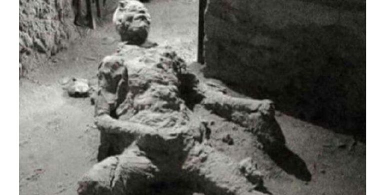 Foto seorang korban letusan Vesuvius di Pompeii yang menjadi viral di internet
