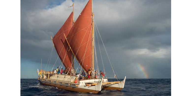 Hokulea, sebuah replika modern dari jenis kapal berkulit ganda yang membawa orang-orang ke Polinesia Timur, melakukan tes berlayar sebelum perjalanan dari Hawaii ke Tahiti.