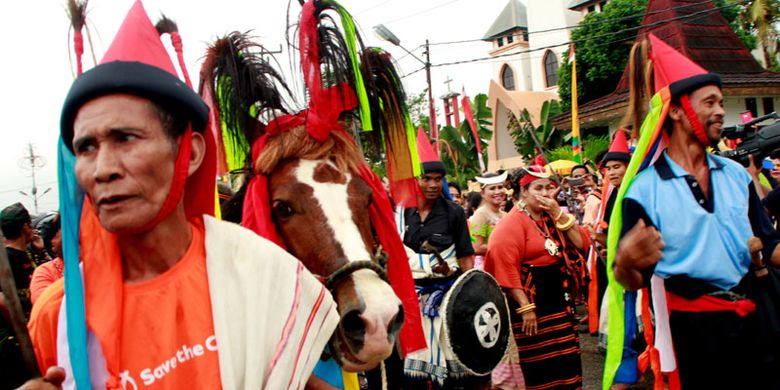 Selama sepekan penuh, 4-13 Juli 2017 Pemerintah Nusa Tenggara Timur menggelar Parade 1001 Kuda Sandelwood di empat kabupaten berbeda di Pulau Sumba.