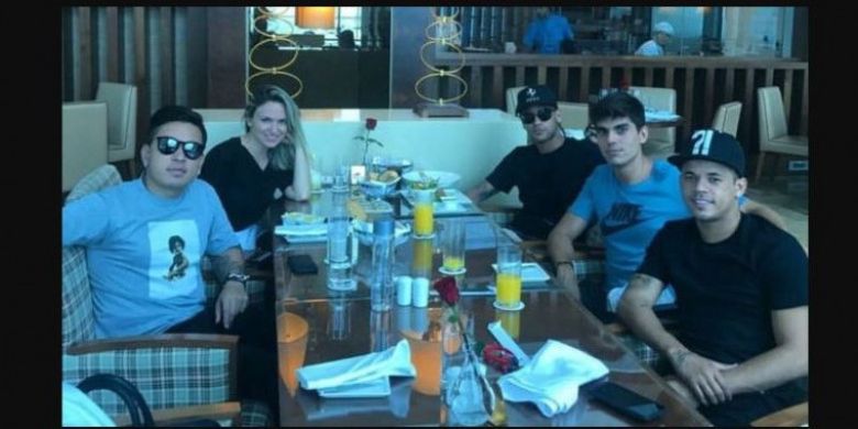 Neymar (topi hitam), berpose bersama rekan-rekannya di Dubai.