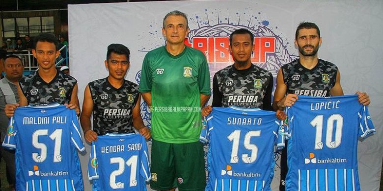 Pelatih Persiba Balikpapan, Milomir Seslija (tengah) diapit empat pemain baru timnya (kiri-kanan): Maldini Pali, Hendra Sandi, Sunarto, dan Srdjan Lopicic.