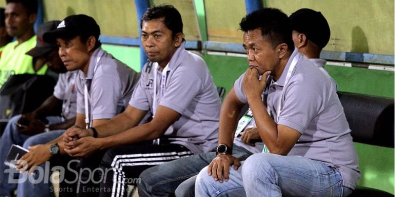 Pelatih Perseru Serui, Agus Yuwono (kanan), mengamati jalannya laga melawan Arema FC pada pekan ke-10 Liga 1 di Stadion Gajayana Malang, Jawa Timur, Sabtu (10/06/2017) malam.