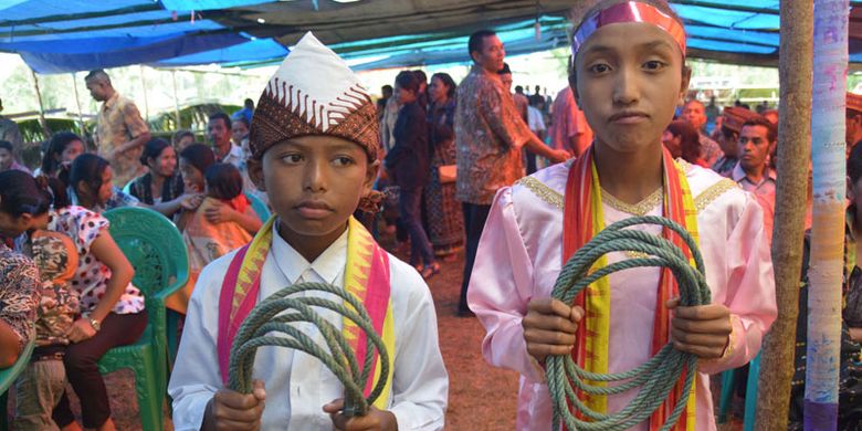 Dua penari dari Sekolah Dasar Inpres Nunur, Desa Mbengan, Kecamata Kota Komba, Kabupaten Manggarai Timur, Nusa Tenggara Timur, Selasa (1/8/2017) menyiapkan tali untuk tarian Umbiro. 