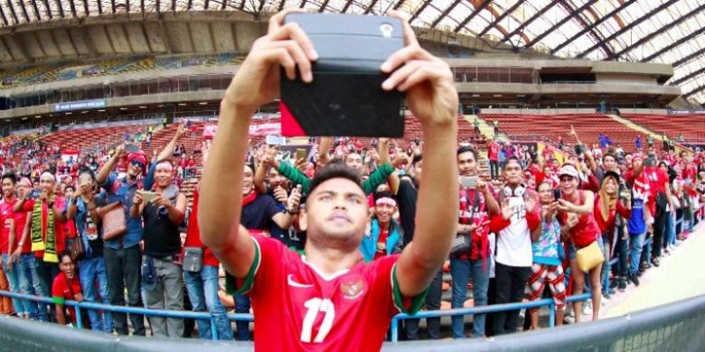 Gelandang tim nasional U-22 Indonesia, Saddil Ramdani, melakukan swafoto seusai pertandingan melawan Thailand, Selasa (15/8/2018).