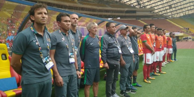 Pelatih tim nasional U-22 Indonesia, Luis Milla (paling kiri), didampingi asisten pelatih, Bima Sakti, menyanyikan lagu kebangsaan dalam laga perdana SEA Games 2017.