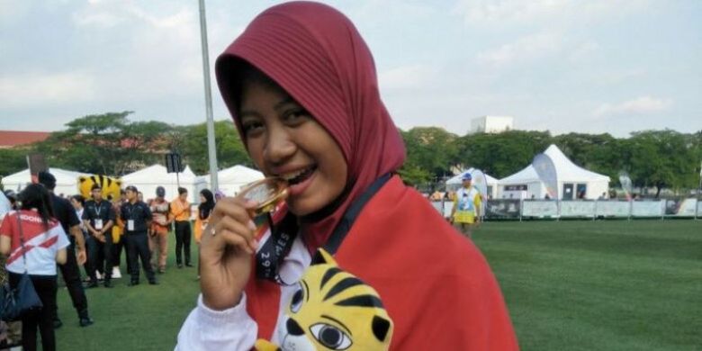 Pemanah putri Indonesia, Diananda Choirunisa, berpose dengan medali emas yang diraihnya pada SEA Games Kuala Lumpur 2017. Diananda mendapat emas dari nomor recurve perorangan putri, Minggu (20/8/2017).
