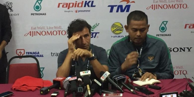 Pelatih Luis Milla menjawab pertanyaan para wartawan usai laga Vietnam vs Indonesia 0-0 di Stadion Selayang, Selangor, pada Selasa (22/8/2017).