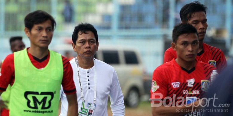 Pelatih Persiba Balikpapan, Hariyadi (kedua dari kiri), bersama para pemain dalam pertandingan melawan Arema FC di Stadion Kanjuruhan.