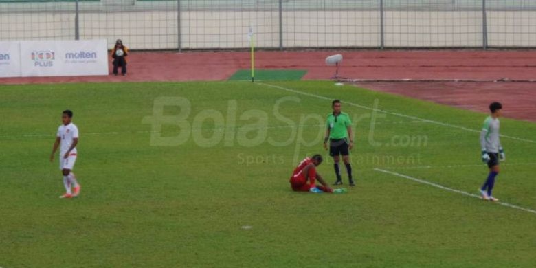 Marinus Wanewar tampak kesakitan setelah salah posisi dalam melakukan tembakan pada laga kontra Myanmar, Selasa (29/8/2017). 
