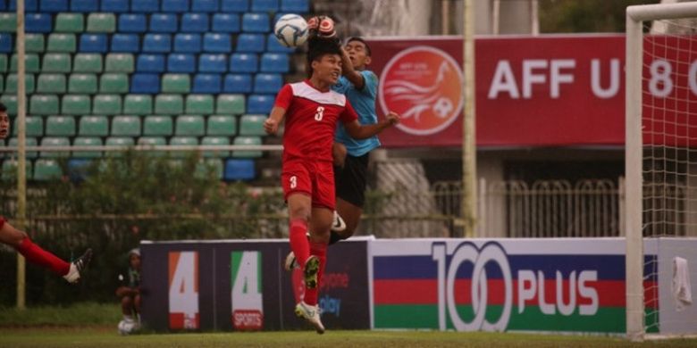 Kiper Brunei, Muhd Amirul Hakim Zulkarnain (belakang) melompat mengamankan bola dari sundulan pemain Filipina pada laga perdana Grup B Piala AFF U-18 edisi 2017 di Stadion Thuwunna, Yangon, Selasa (5/9/2017) sore. 