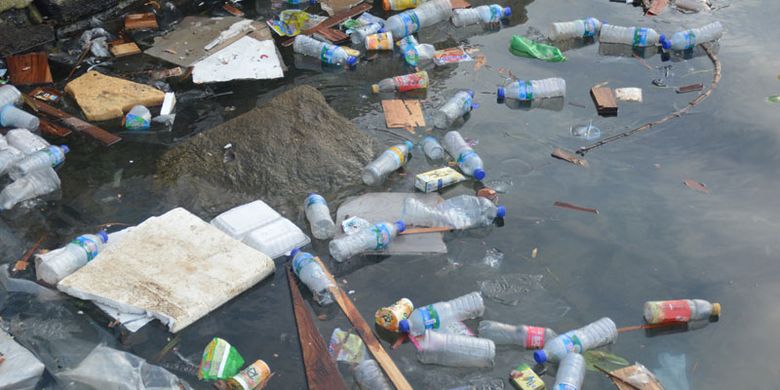Sampah plastik berserakan di pinggir Pantai Labuan Bajo, Manggarai Barat, Flores, NTT, Rabu (30/8/2017). Buang sampah sembarangan menjadi masalah utama yang terus ditangani oleh Pemda Manggarai Barat maupun lembaga peduli sampah di Manggarai Barat.