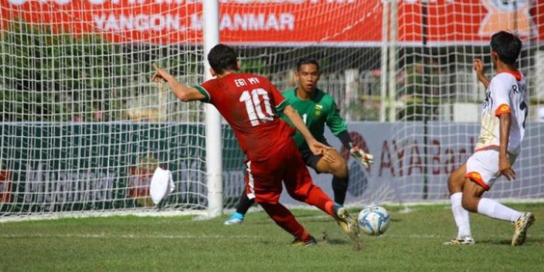 Penyerang Timnas U-19 Indonesia, Egy Maulana Vikri (10) melepaskan sepakan keras ke gawang timnas U-19 Brunei yang dijaga kiper Muhd Amirul Hakim PG Zulkarnain, setelah melewati bek Rahimin Abdul Ghani (kanan) pada laga pamungkas Grup B Piala AFF U-18 2017 di Stadion Thuwunna, Yangon, 