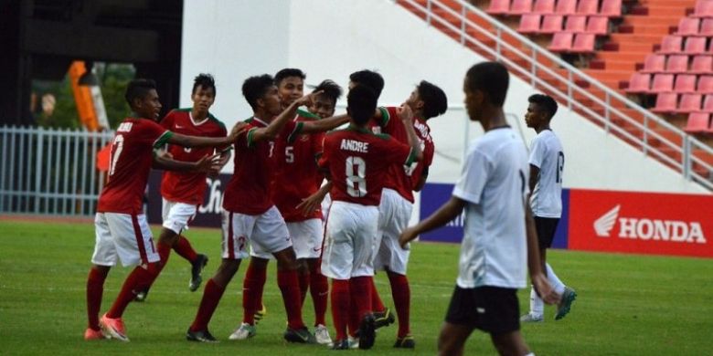 Para pemain Timnas U-16 Indonesia melakukan selebrasi setelah mencetak gol ke gawang Timor Leste.