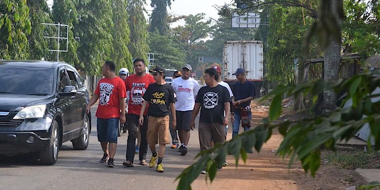 Suporter dan pengurus Persibat Batang saat menyusuri jalur Pantura Alas Roban, Batang, Jawa Tengah.