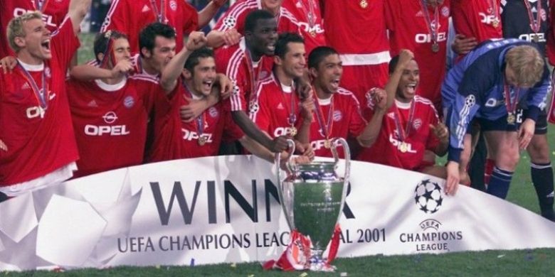 Para pemain Bayern Muenchen merayakan kesuksesan menjuarai Liga Champions 2000-2001 usai menaklukkan Valencia pada final di Giuseppe Meazza, Milan, 23 Mei 2001.