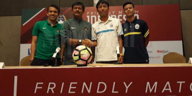 Pelatih Timnas U-19 Indonesia, Indra Sjafri, menjabat tangan Pelatih Kamboja, Kazunori Inoue, saat keduanya menghadiri konferensi pers di Hotel Aston, Bekasi, Selasa (3/10/2017).
