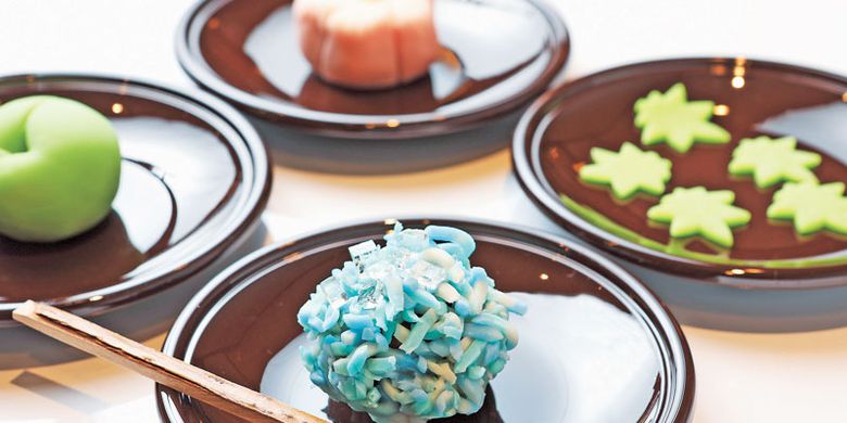 Membuat kue tradisional khas Jepang di Kyoto.