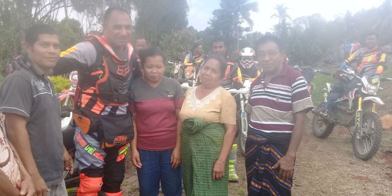 Bupati Ngada Marianus Sae foto bersama warga Kampung Waekolong, Desa Ranakolong, Kecamatan Kota Komba, Kabupaten Manggarai Timur, Flores, NTT, Minggu (1/10/2017). Bupati bersama Bajawa Trail Community menjelajahi Ngada dan Manggarai Timur.