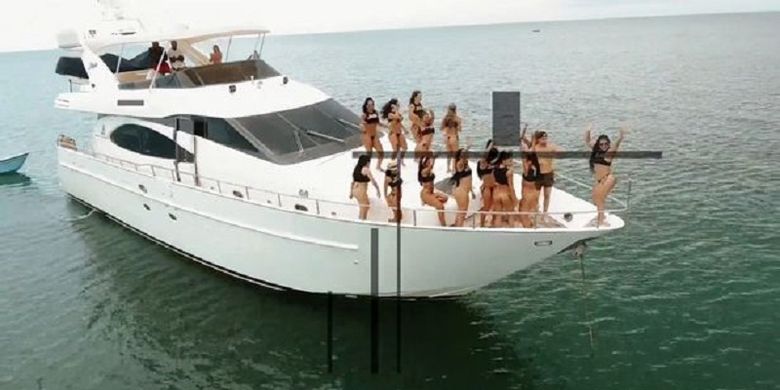 Wisata pulau seks di Kolombia menawarkan antara lain berlayar dengan kapal pesiar bersama belasan wanita muda.