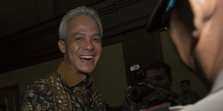 Gubernur Jawa Tengah Ganjar Pranowo meninggalkan ruang sidang seusai memberi kesaksian untuk terdakwa Andi Agustinus alias Andi Narogong dalam sidang lanjutan kasus korupsi KTP Elektronik (KTP-el) di Pengadilan Tipikor, Jakarta, Jumat (13/10). Tiga orang menjadi saksi dalam sidang lanjutan tersebut, yaitu Gubernur Jawa Tengah Ganjar Pranowo, Dedi Priono, dan Jimmy Iskandar Tedjasusila. ANTARA FOTO/Rosa Panggabean/kye/17. 