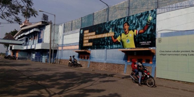 Poster raksasa dengan gambar foto mendiang Choirul Huda di dinding luar Stadion Surajaya, Lamongan pada Minggu (22/10/2017). 