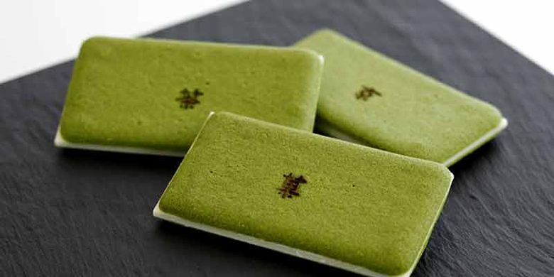 Cha no Gashi merupakan kue lidah kucing dengan rasa matcha pekat berisi cokelat putih ini berbentuk segi empat dengan cap huruf di tengahnya yang melambangkan budaya penandaan di Kyoto.