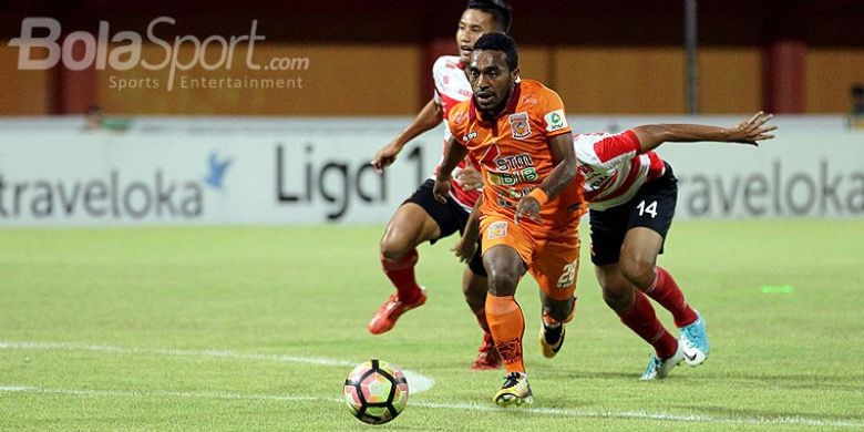 Aksi gelandang Pusamania Borneo FC, Terens Puhiri, saat menggiring bola dalam laga pekan ke-29 Liga 1 melawan Madura United di Stadion Ratu Pamellingan Pamekasan, Jawa Timur, Jumat (13/10/2017) malam.