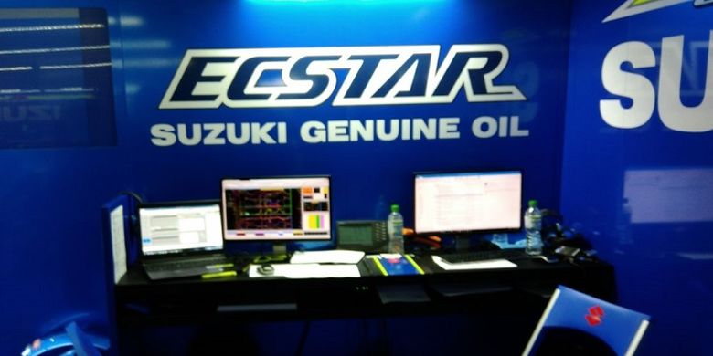 Area monitor kinerja motor di paddock MotoGP Suzuki Esctar di Sepang, Malaysia, Jumat(27/10/2017)