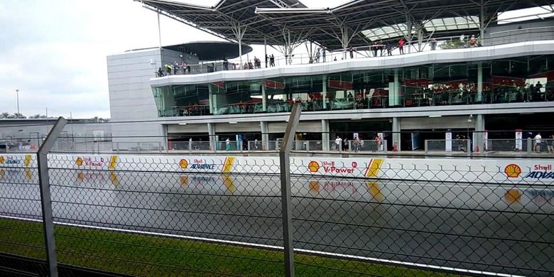 Kondisi lintasan di Sepang, Malaysia sesaat setelah turun hujan sebelum balapan kelas MotoGP di mulai pada Minggu(29/10/2017