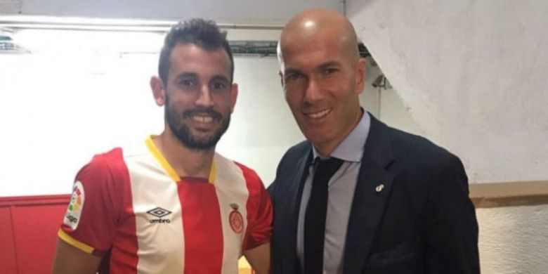 Striker Girona, Cristhian Stuani, berfoto bareng pelatih Real Madrid, Zinedine Zidane
