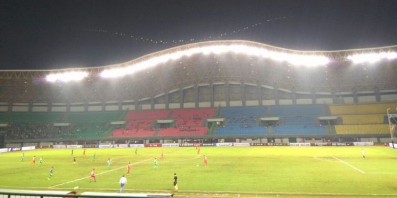 Suasana pertandingan antara PSMS Medan dan Kalteng Putra pada laga babak 8 besar Liga 2 Grup X di Stadion Patriot Chandrabhaga, Bekasi. Kamis (9/11/2017).