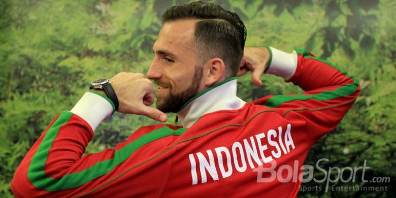 Pemain Bhayangkara FC, IIija Spasojevic, berbaju timnas Indonesia.