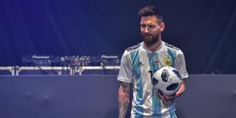 Megabintang Argentina, Lionel Messi, berpose dengan bola resmi Piala Dunia 2018, Telstar 18, dalam acara peluncuran di Moskwa, 9 November 2017. 