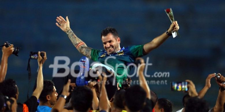 Pelatih Bhayangkara FC, Simon McMenemy saat merayakan Juara Liga 1 setelah menang atas Madura United di Stadion Bangkalan, Madura, Rabu (8/11/2017) malam.