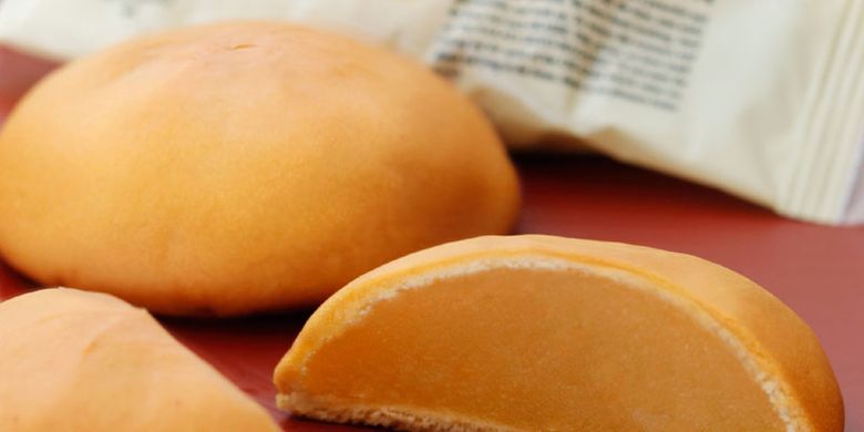 Kue Manju yang layak menjadi oleh-oleh dari Fukuoka, Jepang ini merupakan kue yang terdiri dari isian berupa pasta kacang rasa butter dan kulit kue rasa susu.