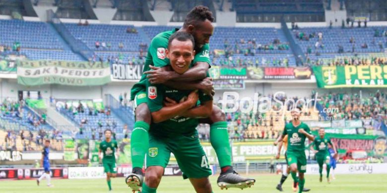 Selebrasi pemain Persebaya, Irfan Jaya, seusai membobol gawang PSIS Semarang pada laga pembuka 8 besar Liga 2 musim 2017 untuk Grup Y, Rabu (15/11/2017).